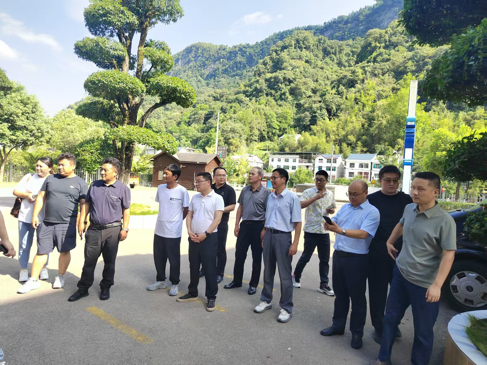 西藏自治區加查縣縣委常委、副縣長陳愛國一行蒞臨清江鱘龍調研